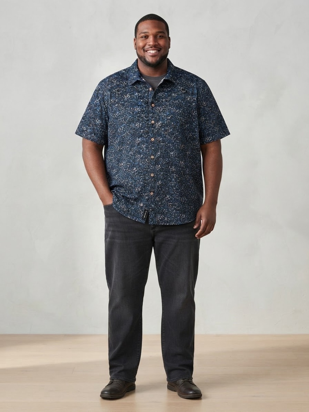 Men's Short-Sleeve Button-Down Shirt in Navy Print
